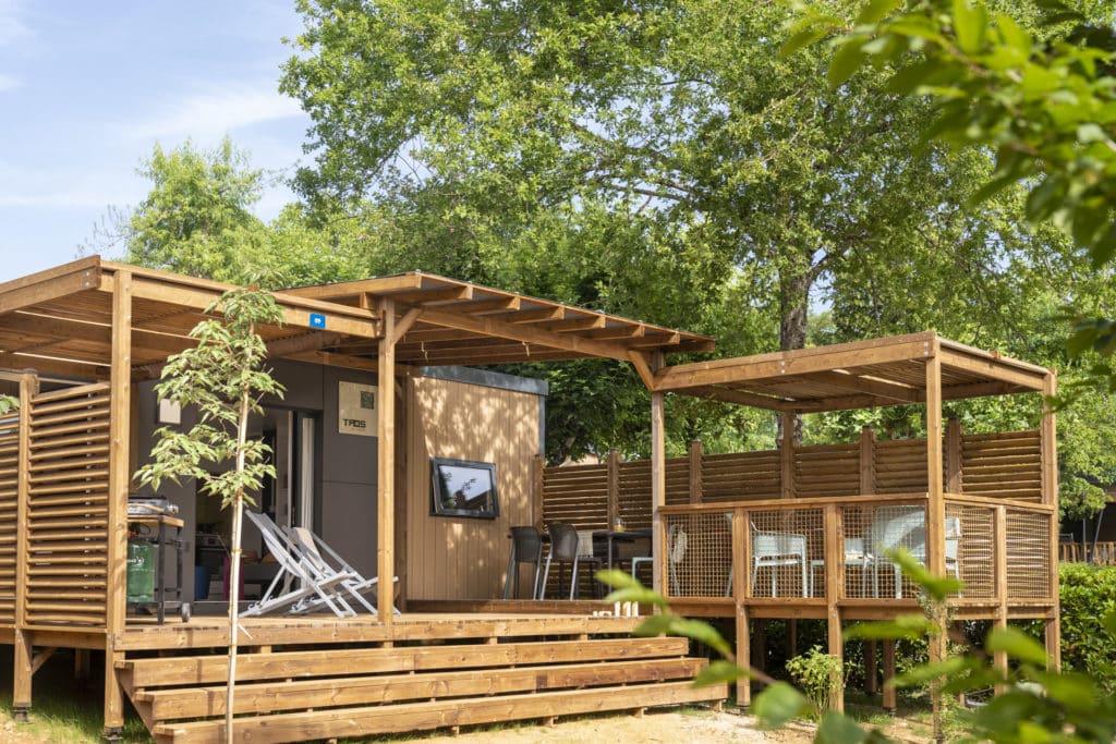 Chalet en bois avec terrasse en plein air.
