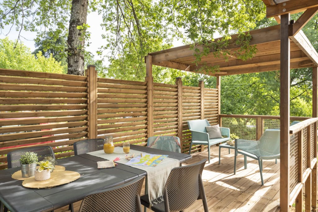 Terrasse en bois avec salon de jardin.