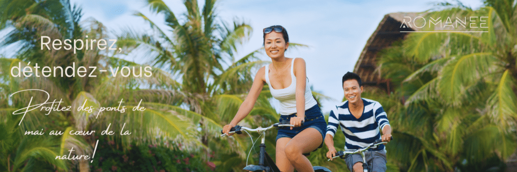 Couple à vélo dans la nature tropicale.