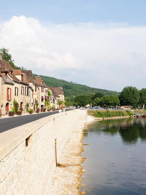 Village médiéval au bord de la rivière en été.