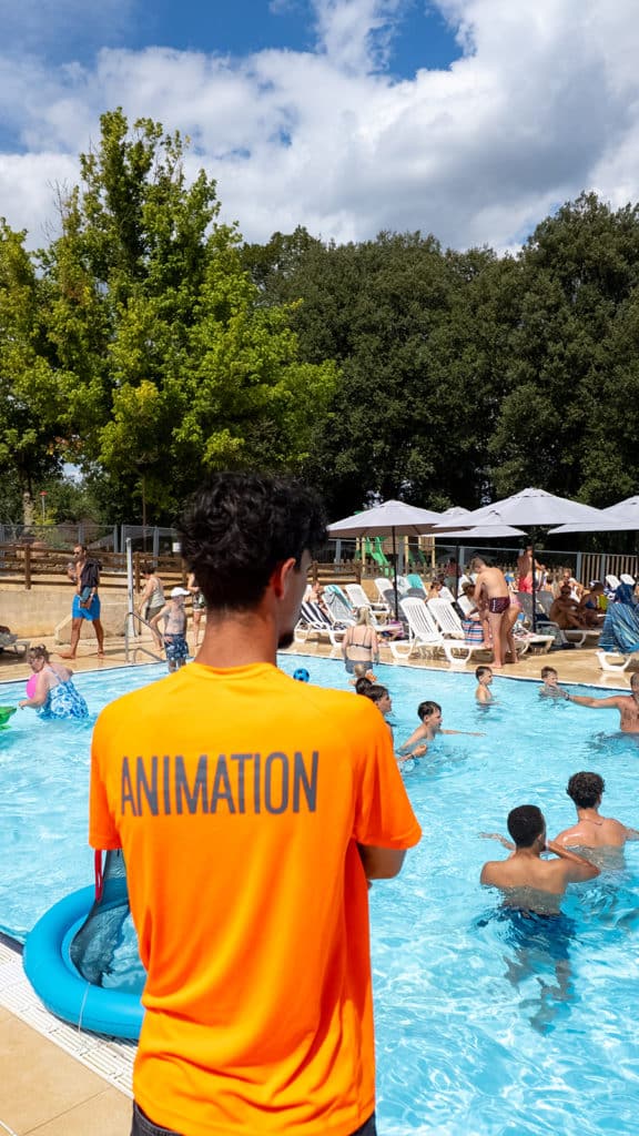 Équipe d'animation au bord de la piscine du camping les Grottes de Roffy